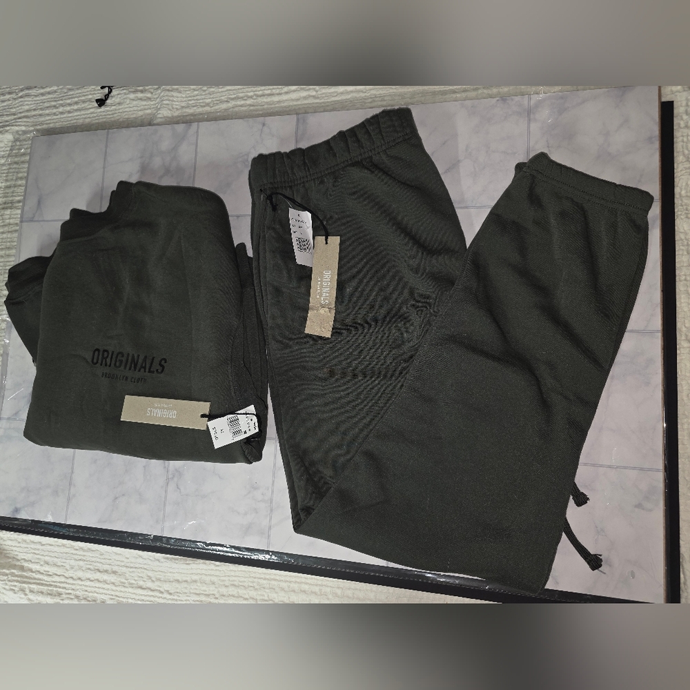 Brooklyn Cloth Men's Sweatshirt And Sweatpants in Dark Gray/charcoal